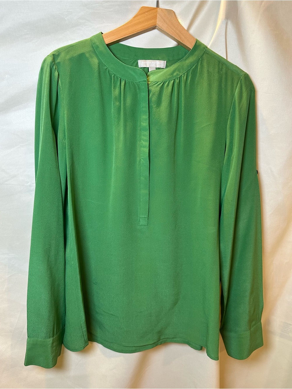 Banana Republic 100% SILK kelly green Long-Sleeve Collarless Shirt old-money